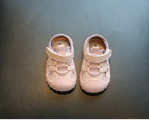 Draufsicht auf rosa atmungsaktive Mesh-Lauflernschuhe für Babys mit Klettverschluss
