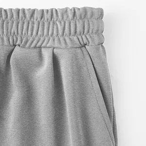 Detailansicht der grauen Sporthose mit elastischem Bund und Seitentaschen-Textur