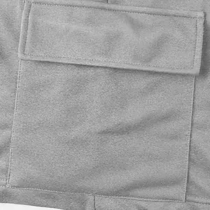 Nahaufnahme der grauen Cargo-Tasche und des hochwertigen Stoffes der Herren-Sportshorts