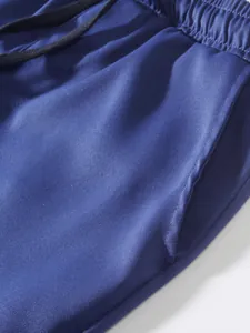 Dettaglio ravvicinato dei pantaloncini cargo blu navy con vita elastica e tasca laterale