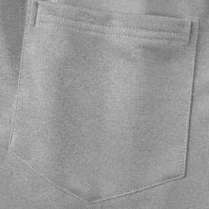Nahaufnahme der strapazierfähigen Taschennaht an grauen Baumwoll-Sportshorts.