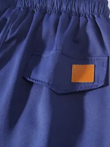 Vista dettagliata dei pantaloncini cargo blu da uomo con vita elastica e tasca