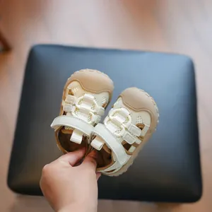 Atmungsaktive Baby-Funktionssandalen mit Mesh-Gewebe und Zehenschutz in Cremefarbe