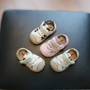 Atmungsaktive Baby-Sandalen für Kleinkinder mit Zehenschutz und praktischem Klettverschluss.