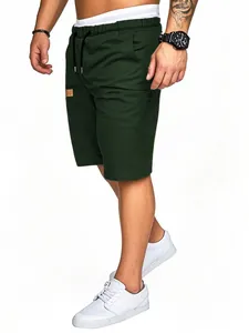 Vista laterale dei pantaloncini casual da uomo verde scuro con coulisse regolabile