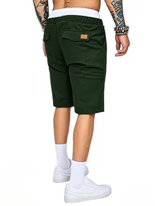 Vista posteriore dei pantaloncini cargo uomo verde scuro con tasche e bordo bianco