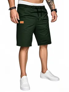 Vista dettagliata dei pantaloncini cargo uomo verde scuro con gamba dritta e comoda