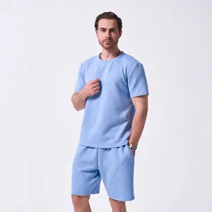 Herren Freizeit-Set aus hellblauem Strick-Jacquard mit Kurzarm-T-Shirt und Shorts.