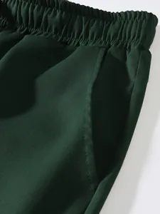Primo piano dell'elastico in vita e della tasca laterale su pantaloncini verde scuro