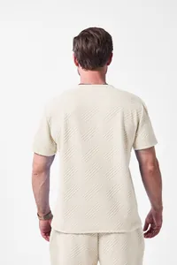Rückansicht eines beigen Herren-Stricksets aus Jacquard mit T-Shirt und Shorts