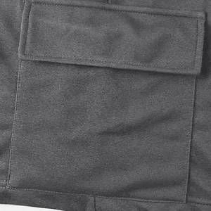 Detailansicht der Cargo-Tasche an atmungsaktiven grauen Sportshorts für Herren