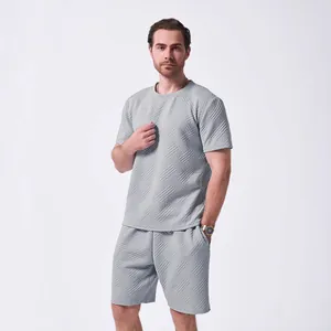 Herren Sommer Freizeitset aus grauem Strickjacquard T-Shirt und Shorts am Model