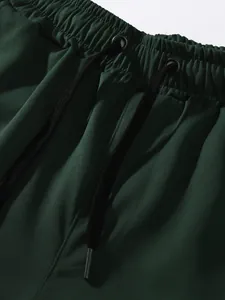 Dettaglio dei pantaloncini cargo verde scuro con vita elastica e coulisse nera
