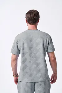 Rückansicht eines grauen Herren-Stricksets mit einzigartiger geometrischer Jacquard-Textur