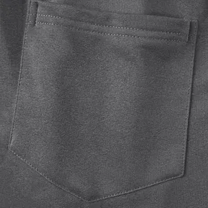 Detailaufnahme der Tasche an der dunkelgrauen, atmungsaktiven Herren-Sportshorts