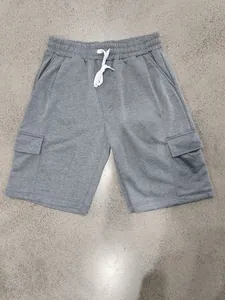 Detaillierte Makroansicht grauer Herren-Cargo-Shorts mit weißem Kordelzug am Bund