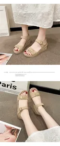 Vue détaillée de sandales compensées beige pour femmes avec boucle et rivets dorés