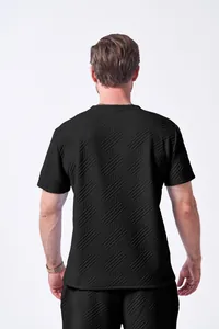 Rückansicht eines schwarzen Strick-Jacquard-Sets aus T-Shirt und Shorts für Herren