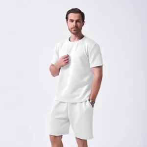 Detailansicht der weißen Jacquard-Struktur auf dem Herren-T-Shirt und der kurzen Hose