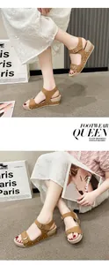 Sandales à plateforme marron avec brides à boucle et clous métalliques femme
