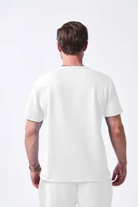 Detailansicht der Rückseite von Herren T-Shirt und Shorts Set mit Jacquard-Muster