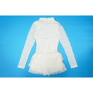 Elegante pagliaccetto in pizzo bianco a maniche lunghe con schiena scoperta e volant