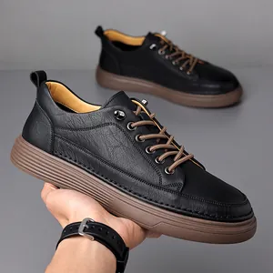 Zapatillas casuales de cuero negro para hombre con elegantes suelas gruesas de color marrón