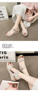 Détail de sandales compensées beige avec boucles dorées et rivets pour femmes
