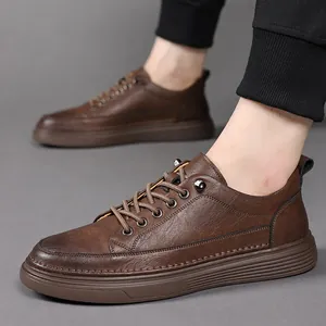 Zapatillas informales clásicas de cuero marrón retro para hombre mostradas en los pies