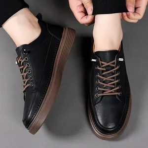 Zapatillas casual de cuero negro para hombre con suelas gruesas de goma marrón chic