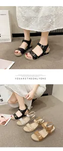 Vue détaillée montrant plusieurs couleurs de sandales à talons compensés et boucles pour femmes