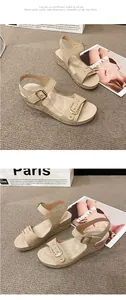 Vue détaillée de sandales compensées beiges pour femmes avec boucles et rivets