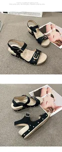 Sandales compensées noires décontractées pour femmes avec boucles et clous dorés décoratifs