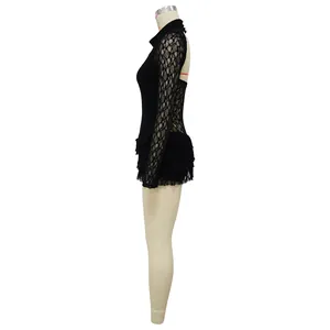 Dettaglio di una sexy tutina in pizzo nero a maniche lunghe con schiena scoperta.