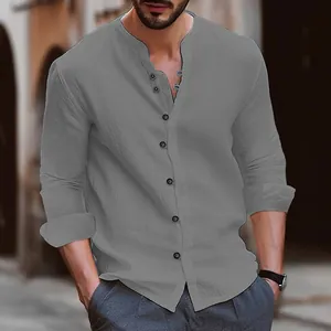 Detailansicht des grauen Langarmshirts für Herren mit Leinentextur und Retro-Knopfleiste