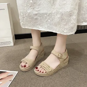 Sandales plates à plateforme beiges décontractées avec brides à boucle décorative