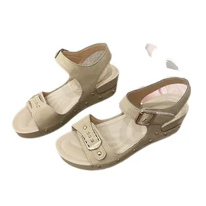 Sandales romaines beiges confortables avec boucle de ceinture réglable pour femmes