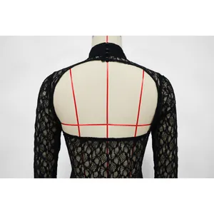 Vista dettagliata del retro di un body in pizzo nero con un elegante design a schiena scoperta
