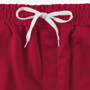 Detailansicht der roten Herren-Sportshorts mit elastischem Bund und weißem Kordelzug