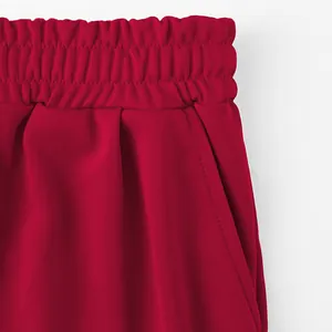 Detailansicht roter Herren-Sportshorts mit elastischem Bund und Seitentaschen-Details.