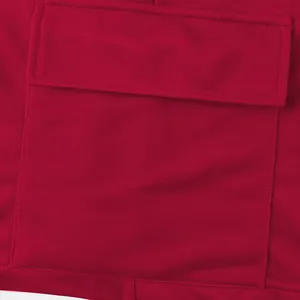 Detailansicht der Cargotasche und hochwertigen Nähte an roten atmungsaktiven Shorts