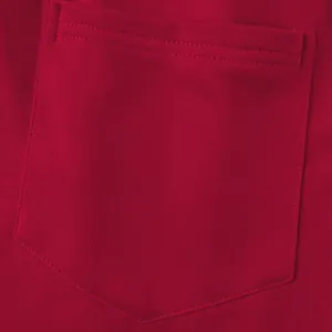 Detailansicht der robusten Nähte an der Tasche einer roten Herren-Sportshorts