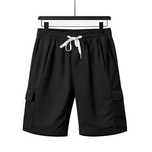 Detaillierte Ansicht der schwarzen, atmungsaktiven Herren-Cargo-Shorts mit weißem Kordelzug