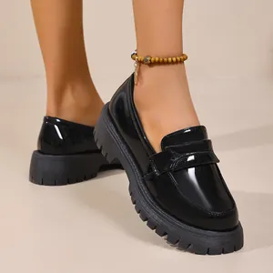 Κλασικά μαύρα λουστρίνι loafers με πλατφόρμα και χοντρή σόλα σε ρετρό βρετανικό στυλ