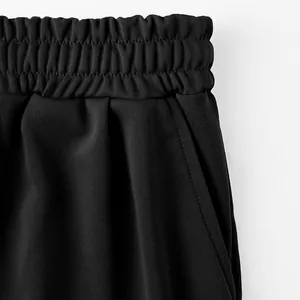 Detailaufnahme schwarzer Sportshorts mit elastischem Bund und atmungsaktiver Stoffstruktur