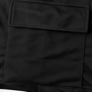 Detailansicht der Pattentasche und der atmungsaktiven Textur dieser schwarzen Cargoshorts