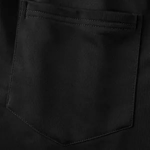 Nahaufnahme der Tasche und der atmungsaktiven Stofftextur bei schwarzen Cargo-Shorts