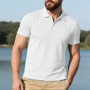 Nahaufnahme eines weißen, atmungsaktiven Herren-Poloshirts an einem Modell im Freien