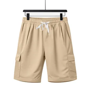 Detailansicht von khakifarbenen Herren-Cargoshorts mit Kordelzug und Seitentaschen
