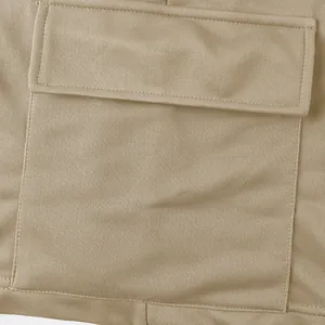 Detailansicht einer khakifarbenen Cargotasche mit Klappe an atmungsaktiven Herren-Sportshorts